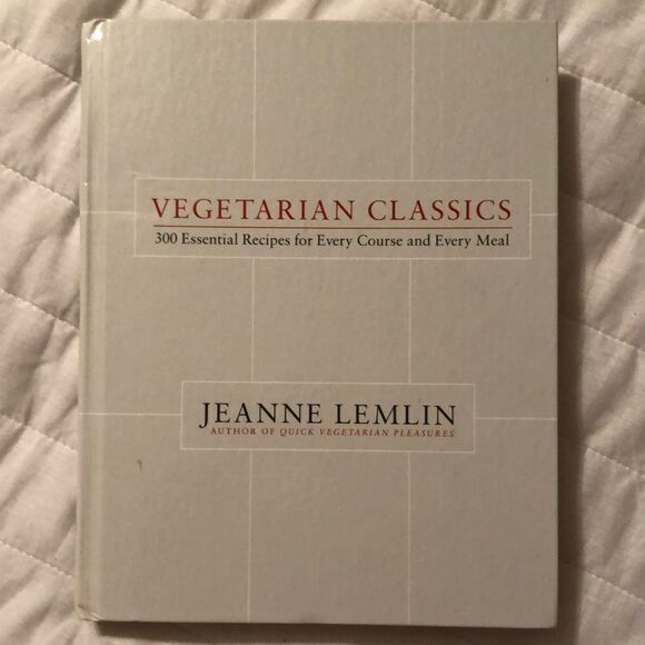 2001 1st Edition Vegetarian Classics by Jeanne Lemlin - Picture 1 of 10